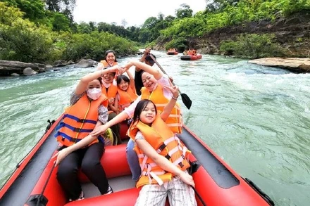 Chèo thuyền vượt thác trên sông Sê-rê-pôk, tour du lịch khám phá hấp dẫn thu hút nhiều du khách trong dịp diễn ra Lễ hội Cà-phê Buôn Ma Thuột lần thứ 8 năm 2023.