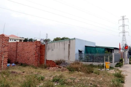 Các ngôi nhà xây trái phép dưới đường dây điện 110kV ở tờ bản đồ số 18, thị trấn Hiệp Phước, huyện Nhơn Trạch.