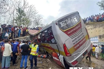 Hiện trường vụ tai nạn xe buýt ở thị trấn Shibchar, miền Nam Bangladesh ngày 19/3/2023. (Ảnh: AFP/TTXVN)