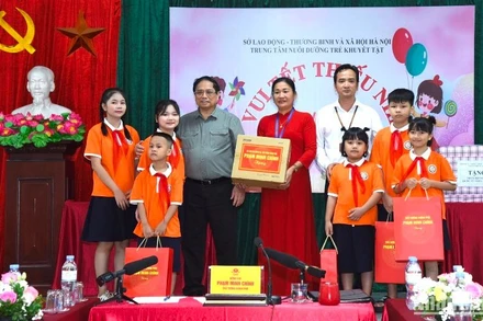 Thủ tướng Phạm Minh Chính tặng quà cho Trung tâm Nuôi dưỡng trẻ khuyết tật Hà Nội và các cháu học sinh.