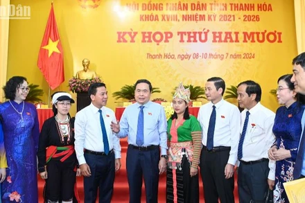 Chủ tịch Quốc hội Trần Thanh Mẫn với các đại biểu HĐND tỉnh Thanh Hóa tại kỳ họp. (Ảnh DUY LINH)