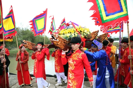 [Ảnh] Đặc sắc nghi lễ rước nước trong Lễ hội đền thờ Đức Vua Trần Minh Tông