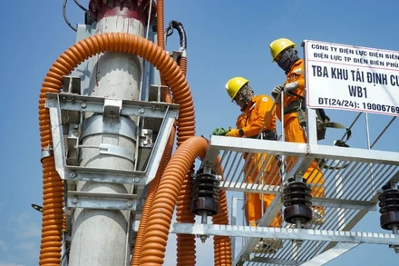 Công nhân Điện lực thành phố Điện Biên Phủ kiểm tra, bảo đảm an toàn hệ thống.