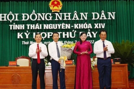Lãnh đạo tỉnh Thái Nguyên chúc mừng đồng chí Nguyễn Thanh Bình (thứ hai bên trái qua).