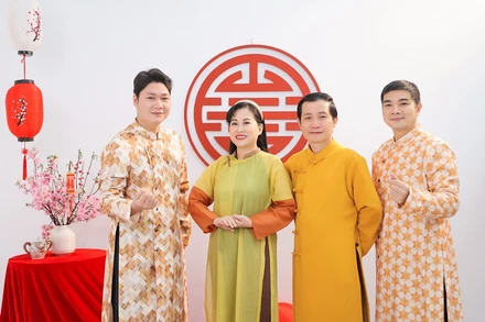 Nhóm Xẩm Hà Thành, gồm: Phạm Đình Dũng, Mai Tuyết Hoa, Nguyễn Quang Long và Trần Hậu.