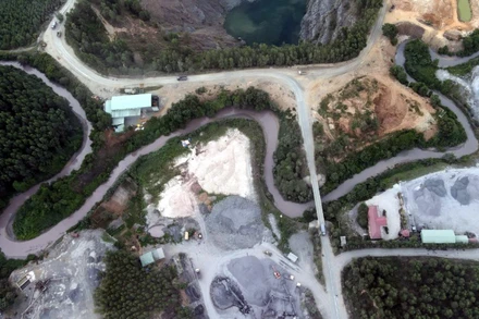 Nước sông Buông đã chuyển sang màu đục do hoạt động rửa đá, cát từ các cơ sở ven sông xả trực tiếp ra môi trường.