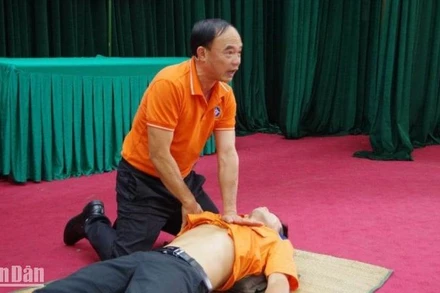 Hướng dẫn sơ cứu cho ngư dân gặp nạn trên biển.