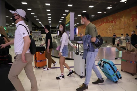 Khách du lịch đến sân bay Suvarnabhumi hôm 8/1. (Ảnh: Bangkok Post)