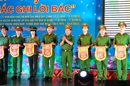 Ban Tổ chức liên hoan tặng cờ lưu niệm cho các đơn vị tham gia. 
