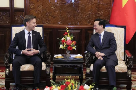 Chủ tịch nước Võ Văn Thưởng tiếp Đại sứ Liên minh châu Âu tại Việt Nam Julien Guerrier. (Ảnh: Thống Nhất/TTXVN) 