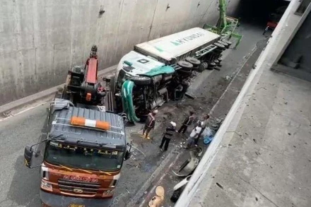 Hiện trường xe container lật dưới hầm chui ngã 4 Vũng Tàu.