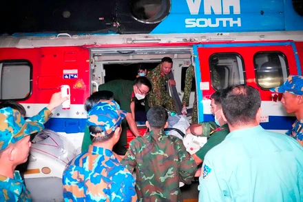 Tổ cấp cứu đường không Bệnh viện Quân y 175 vận chuyển bệnh nhân từ Trung tâm Y tế thị trấn Trường Sa. 