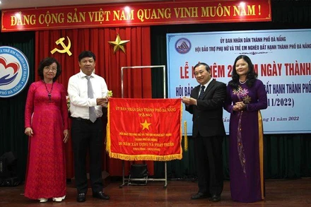 Tặng Cờ ghi nhận cho Hội Bảo trợ Phụ nữ và Trẻ em nghèo bất hạnh thành phố Đà Nẵng.