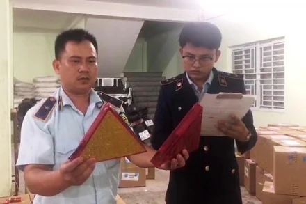 Lực lượng chức năng đang kiểm kê hàng hóa tạm giữ để xử lý theo pháp luật. 