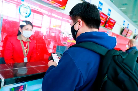 Hành khách làm thủ tục bay với Vietjet trong dịp cuối năm. (Ảnh: T.H)