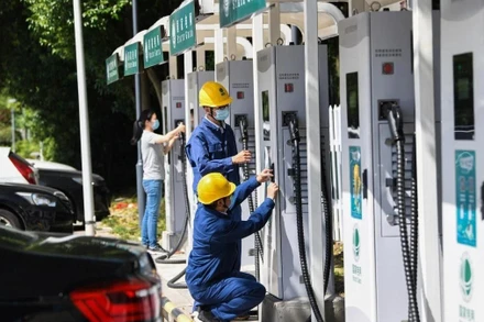 Bảo dưỡng trạm sạc xe ô-tô điện.