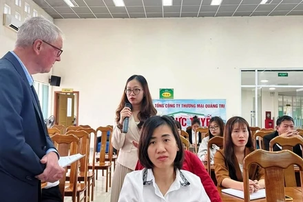 Đại diện doanh nghiệp của Quảng Trị trao đổi với chuyên gia người Hà Lan về các kỹ năng bán hàng.