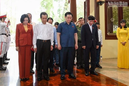 Chủ tịch Quốc hội Vương Đình Huệ và các đại biểu dâng hương tưởng niệm tại Đền thờ Chủ tịch nước Tôn Đức Thắng, xã Mỹ Hòa Hưng, thành phố Long Xuyên, tỉnh An Giang. (Ảnh Duy Linh) 