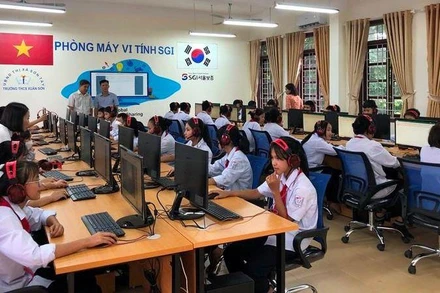 Các em học sinh Trường THCS Xuân Sơn hào hứng với phòng tin học mới được tặng.