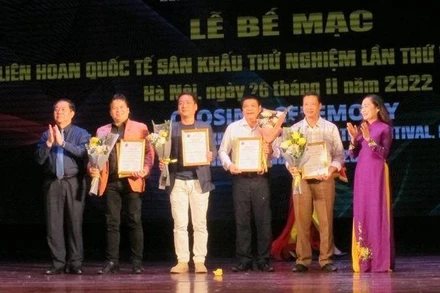 Trao Huy chương Vàng vở diễn cho các đơn vị đạt giải. 