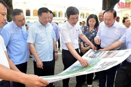 Bí thư Thành ủy Đinh Tiến Dũng và các đồng chí Thường trực Thành ủy kiểm tra Khu di sản Hoàng Thành Thăng Long. (Ảnh: Duy Linh)