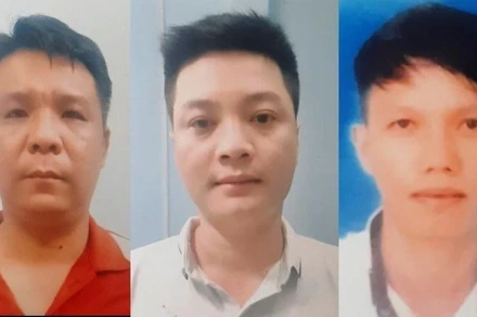 Các đối tượng làm giả giấy tờ tại cơ quan chức năng. (Ảnh: Công an cung cấp)