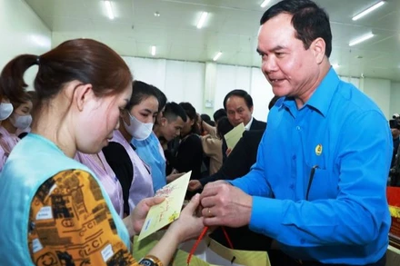 Chủ tịch Tổng Liên đoàn Lao động Việt Nam Nguyễn Đình Khang trao quà tặng công nhân lao động hoàn cảnh khó khăn tại tỉnh Bắc Ninh.