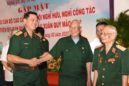 Trung tướng Nguyễn Trường Thắng, Ủy viên Trung ương Đảng, Tư lệnh Quân khu và các đại biểu. 