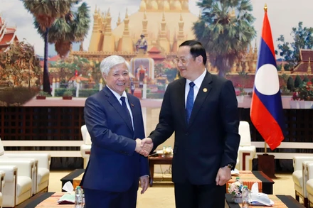 Thủ tướng Lào Sonexay Siphandone với Chủ tịch Ủy ban Trung ương MTTQ Việt Nam Đỗ Văn Chiến. 