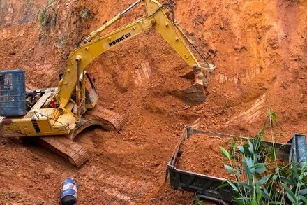 Khắc phục sạt lở trên tuyến Quốc lộ 49A.