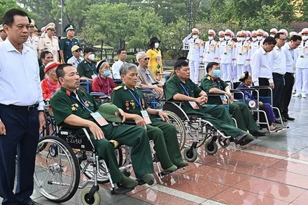 Đại biểu người có công dâng hương tưởng niệm tại Ðài tưởng niệm các Anh hùng liệt sĩ tại đường Bắc Sơn, Hà Nội, ngày 23/7/2022 nhân kỷ niệm 75 năm Ngày Thương binh-Liệt sĩ. (Ảnh: Đăng Khoa)