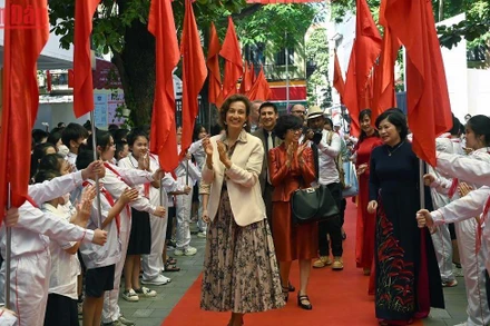 [Ảnh] Tổng Giám đốc UNESCO đánh trống khai giảng năm học mới tại Trường THCS Ngô Sĩ Liên