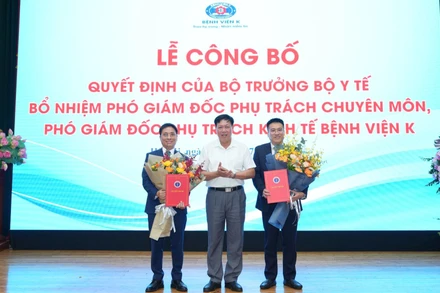 Thứ trưởng Y tế Đỗ Xuân Tuyên trao quyết định bổ nhiệm hai phó giám đốc Bệnh viện K