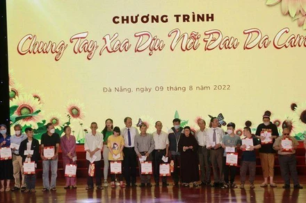 Tặng quà cho các nạn nhân chất độc da cam và hội viên cựu chiến binh có hoàn cảnh khó khăn.