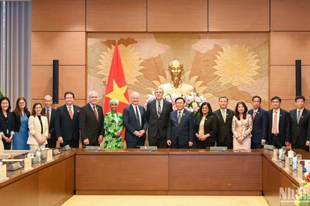 [Ảnh] Chủ tịch Quốc hội Vương Đình Huệ tiếp đoàn Nghị sĩ Hoa Kỳ