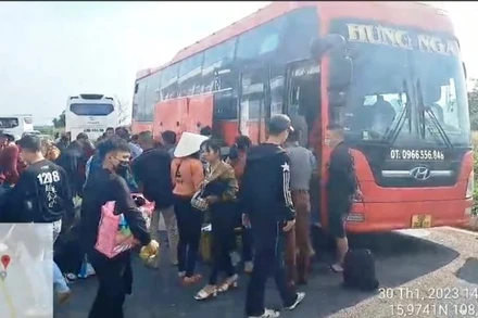 Cục Cảnh sát giao thông đã kiểm tra, phát hiện xe ô-tô khách chở vượt quá 30 người so quy định.