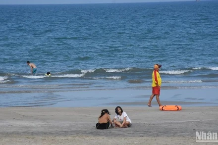Lực lượng cứu hộ trực trên bãi biển Đà Nẵng. 