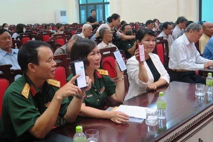 Các đại biểu nhắn tin ủng hộ tại lễ phát động.