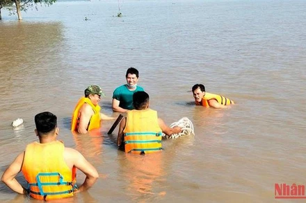 Lực lượng công binh tỉnh Trà Vinh trục vớt quả bom tại bãi biển xã Mỹ Long Nam, huyện Cầu Ngang.