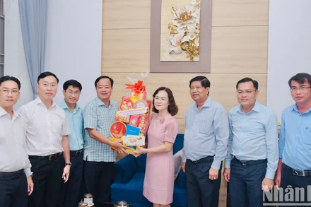 Đồng chí Huỳnh Quốc Việt, Phó Bí thư Thường trực Tỉnh ủy và các đồng chí trong Ban Thường vụ Tỉnh ủy, Ủy ban nhân dân tỉnh Bạc Liêu thăm, tặng quà đồng chí Lê Thị Ái Nam, nguyên Phó Bí Thường trực Tỉnh ủy Bạc Liêu (mới nghỉ hưu).