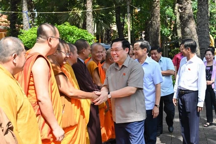 Chủ tịch Quốc hội Vương Đình Huệ với các Hòa thượng, Thượng tọa, Đại đức trong Hội Đoàn kết sư sãi yêu nước tỉnh Sóc Trăng. (Ảnh Duy Linh)