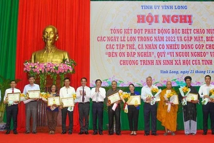 Ban Tổ chức khen thưởng các tập thể và cá nhân có thành tích đóng góp an sinh xã hội trong tỉnh.