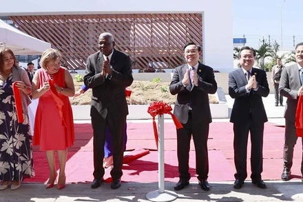 Chủ tịch Quốc hội Vương Đình Huệ và Chủ tịch Quốc hội Cuba Esteban Lazo Hernandez cắt băng khánh thành nhà máy bột giặt Suchel-TBV . (Ảnh: Doãn Tấn/TTXVN)