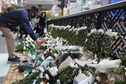 Người dân đặt hoa tưởng niệm các nạn nhân thiệt mạng trong vụ giẫm đạp tại Itaewon, Seoul, Hàn Quốc, ngày 31/10/2022. (Ảnh: Yonhap/TTXVN)