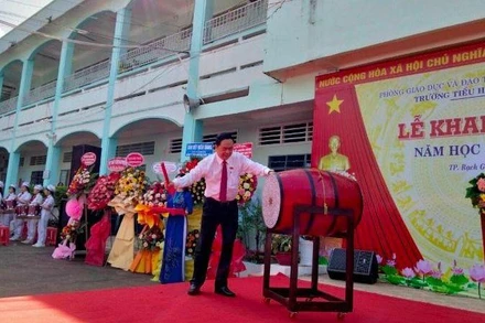 Đồng chí Trần Thanh Mẫn, Ủy viên Bộ Chính trị, Phó Chủ tịch Thường trực Quốc hội đến dự và đánh trống khai giảng năm học mới tại Trường Tiểu học Hồng Bàng, TP Rạch Giá (Kiên Giang), sáng 3/9.