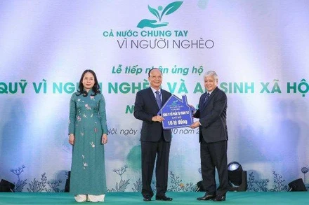 Đại diện lãnh đạo Tập đoàn T&T Group (giữa) trao tặng 10 tỷ đồng ủng hộ Quỹ “Vì người nghèo” Trung ương.