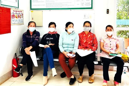 Nhiều người dân ở Đắk Lắk đã chủ động đeo khẩu trang phòng, chống dịch Covid-19 khi đến những nơi đông người.