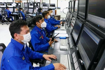 Nhà máy lọc dầu Dung Quất hoạt động ở mức 107% công suất thiết kế ngay trong bão số 4 để tăng cung ứng xăng dầu cho thị trường.