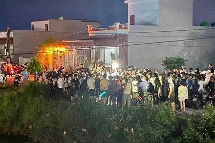 Người dân xã Hoành Sơn (huyện Giao Thủy, tỉnh Nam Định) tìm thấy cháu bé bị đuối nước, tử vong do tắm sông tối 11/8.