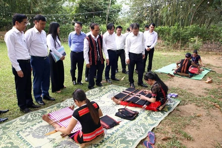 Mô hình dệt thổ cầm truyền thống của người Cơ Tu. 